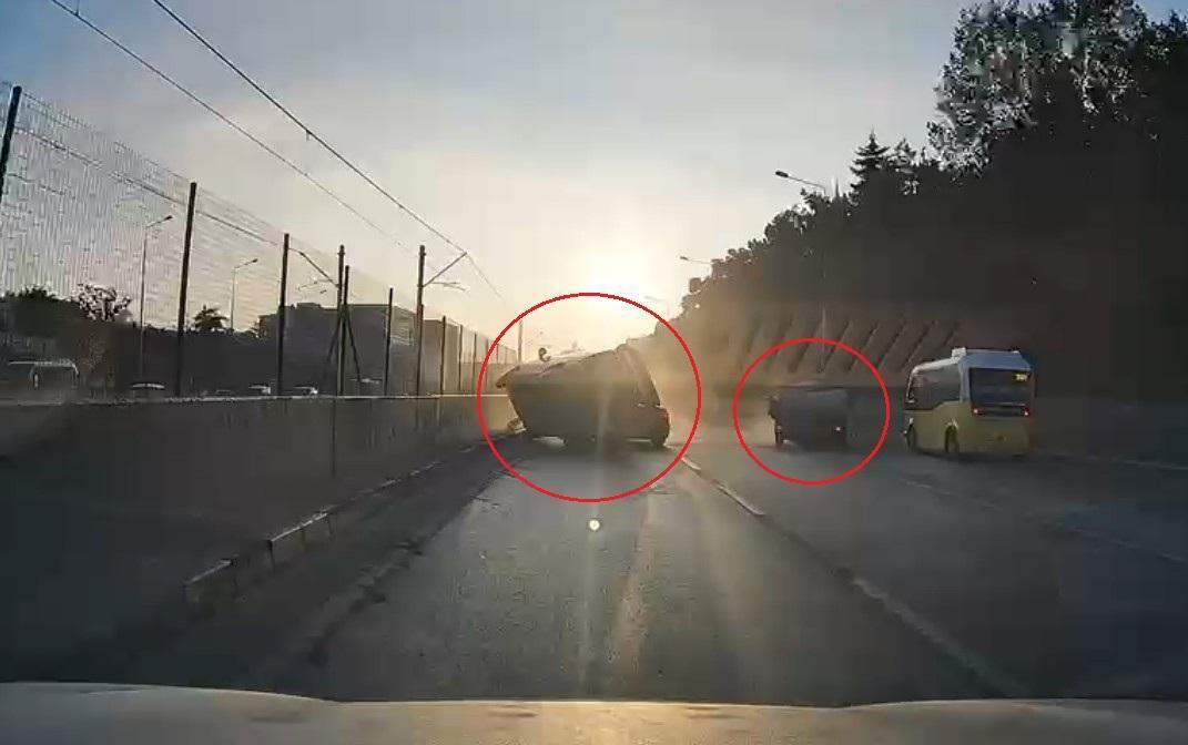 Kamyonetin Çarptığı Hafif Ticari Araç Otomobilin Üzerine Devrildi