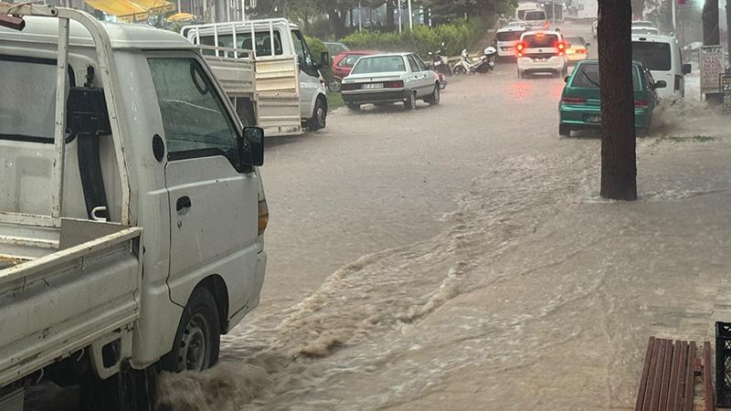 Elmalı’da sağanak sonrası taşkın: Pazar alanını su bastı