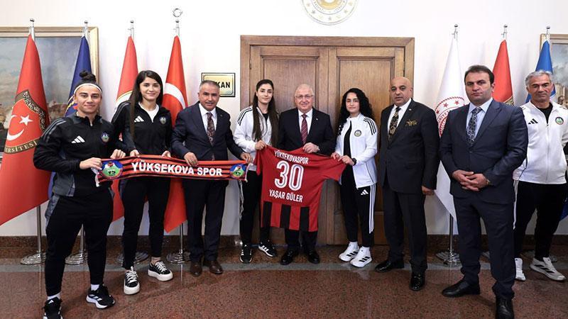 Bakan Güler, Yüksekova Spor Kadın Futbol Takımı ile bir araya geldi