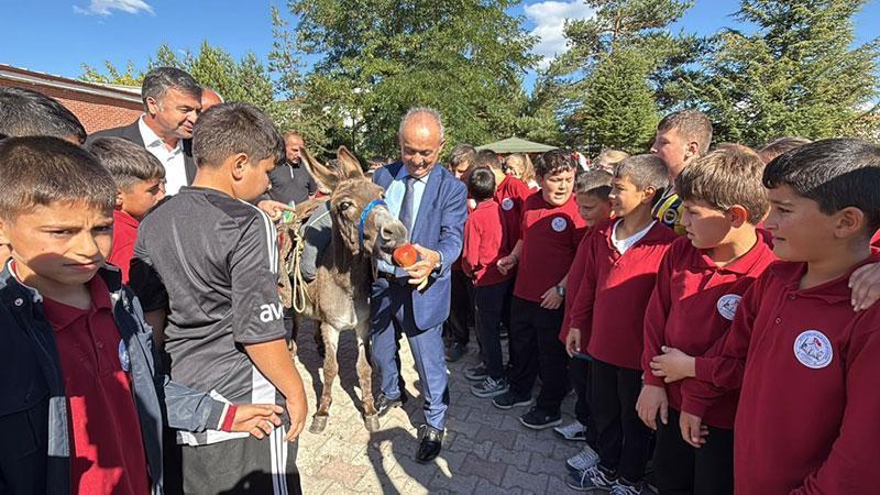 Eşekle Türkiye’yi geziyor, köy çocuklarına kitap ve kırtasiye ulaştırıyor
