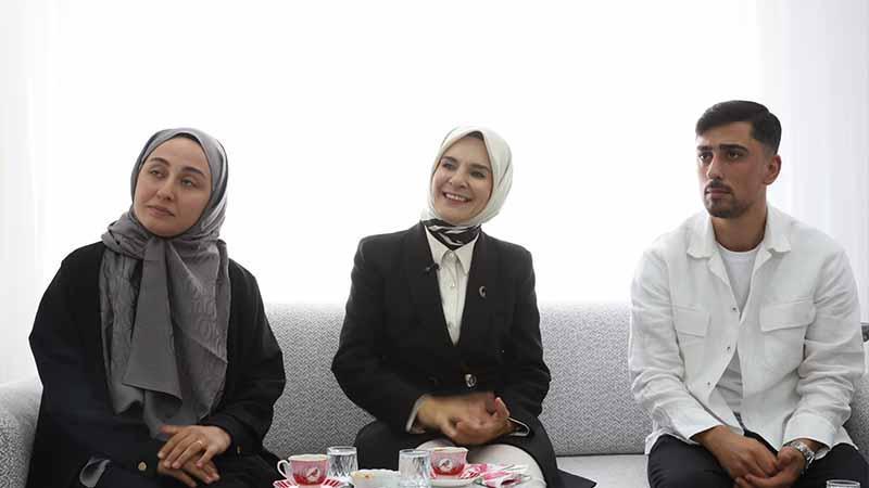 Bakan Göktaş, evlilik kredisinden yararlanan çiftin evine konuk oldu