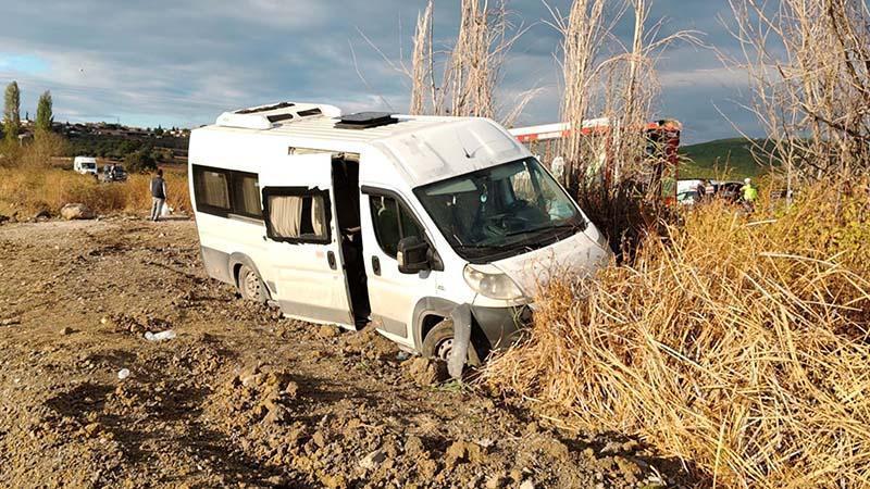 Savaştepe yolunda işçi servisi devrildi: 13 kişi hastaneye kaldırıldı