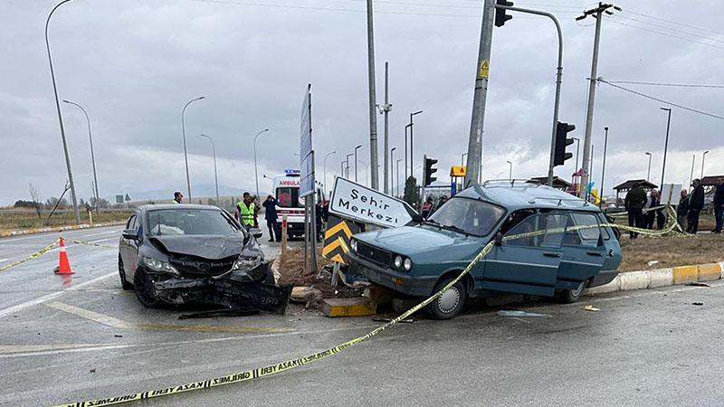 Altıntaş’ta feci kaza kamerada: 2 ölü, 8 yaralı