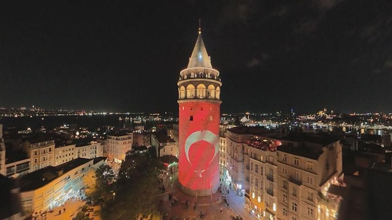 Galata Kulesi, İstanbul’un kurtuluşunun 103. yıl dönümünde Türk bayrağıyla aydınlatıldı