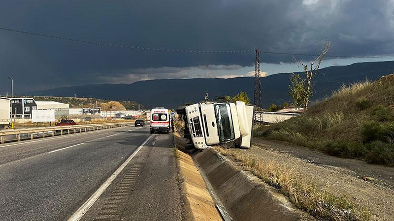 Tosya D100’de kamyon yan yattı: 2 kişi yaralandı