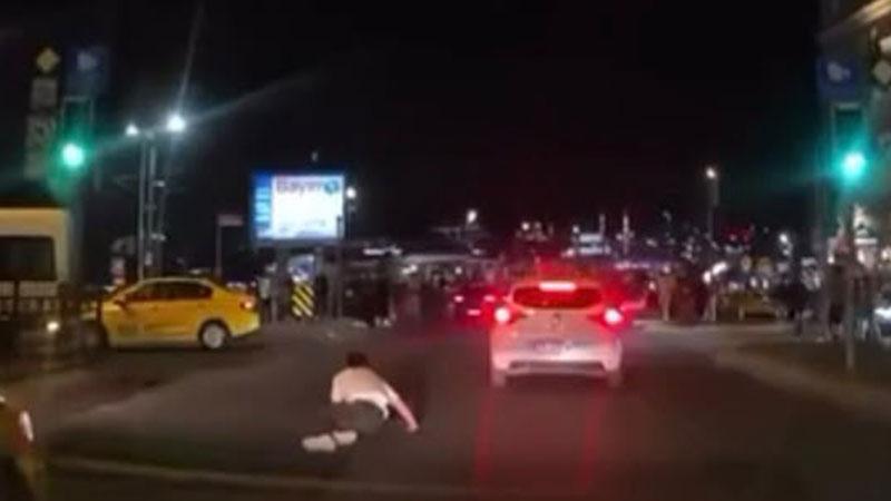Fatih’te Yayaya Çarpan Otomobilin Sürücüsü Kaçtı: Kaza Kamerada