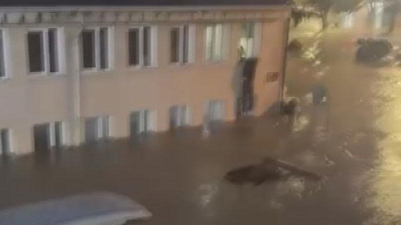 Sarıyer’de sağanak nedeniyle araçlar sürüklendi