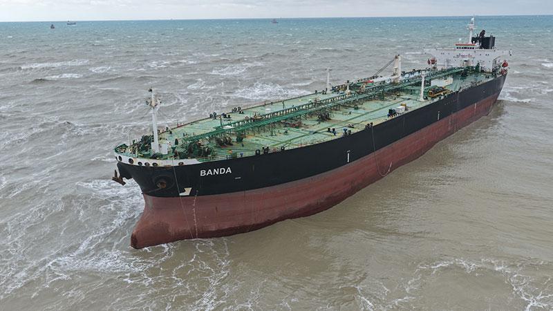 Sarıyer’de sürüklenen tanker karaya oturdu: Havadan görüntülendi